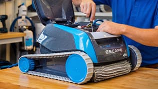 Cleaning the filter cartridge of a robotic pool cleaner